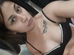 La jolie nymphette argentine Marcelle suce son petit ami et le laisse filmer le sexe oral.