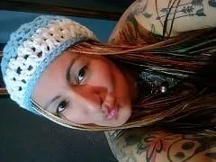 La délicieuse blonde tatouée Martina d’Argentine a enregistré une vidéo personnelle en jetant sa culotte sur le côté et en masturbant sa chatte pour l’envoyer à son petit ami.