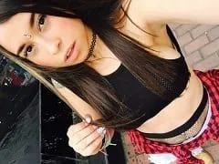 Très chaude de 23 ans s’exhibe nue sur vidéo et prend des photos osées