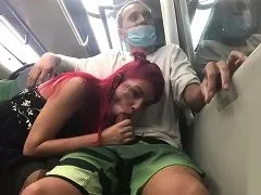 Jeune fille dans le métro suçant la bite de son petit ami – photoacompanhantes