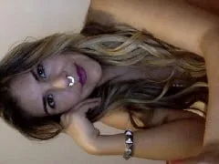 Benites Blonde chaude et très excitée de Qui travaille comme modèle érotique A enregistré des vidéos en jouant avec son fiancé et s’est montrée sur des photos nues