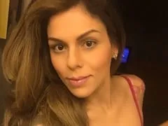 La bisexuelle sexy qui travaille comme escorte de luxe, a enregistré une vidéo amateur dans laquelle elle s’exhibe et a pris des photos torrides.