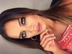 Mannequin, danseuse et étudiante argentine très sexy, a enregistré une vidéo entre deux spectacles en train de sucer la bite d’un producteur dans sa loge.