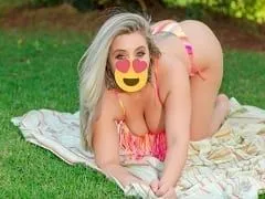 Utilisé ses réseaux sociaux pour poster une vidéo intime de ses rapports sexuels avec son client.