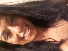 Une brune spectaculaire et très coquine, s’est appuyée sur la table de la cuisine et s’est mise à quatre pattes pour la bite de son petit ami tout en faisant du porno maison.
