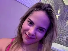 Une star du porno de 23 ans, s’est rendue au motel avec ce salaud et lui a sucé la queue avec ardeur