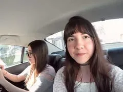 Deux sœurs nymphettes brésiliennes qui travaillent comme camgirls ont fait du Ubering à Curitiba – PR et ont commencé à se déshabiller dans la voiture.