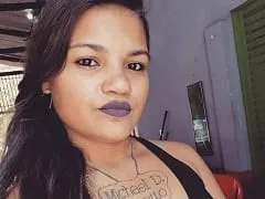 Été trop coquine pour se retourner avant de tomber sur la bite de son homme couronné et de la bousculer avec son cul.