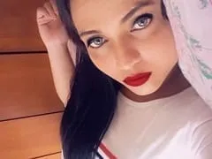 Une petite salope coquine, a sucé son client qui a joui dans sa bouche.
