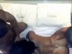 Des jeunes de enregistrent une vidéo d’une partouze amateur avec l’employée de leur école et la vidéo tombe sur le Net