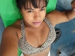Plus coquine des bahianaises, montre ses seins nus et suce la bite de son ami.