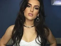 Délicieuse youtubeuse, s’est payé un sein rapidement après avoir enregistré un cliché en train de se sécher les cheveux, ce qui n’est pas passé inaperçu auprès de ses fans.