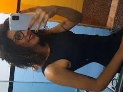 La merveilleuse Luana a profité de la plage vide pour se masturber la chatte et s’est ensuite rendue sur le pont pour sucer à l’air libre
