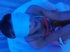 Le coquin a bandé les yeux de sa femme et a joué à un jeu avec elle pour découvrir des choses et a pris une nouvelle bite pour qu’elle l’essaie – écrasé sur le net