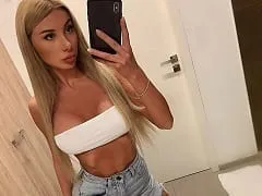 Une merveilleuse blonde à forte poitrine, a sucé la bite de l’homme et l’a ensuite baisé comme une folle, en lui donnant son cul et en prenant son sperme.