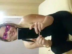 Délicieuse blonde s’est mise à quatre pattes en prenant la balle dans sa chatte et en gémissant bruyamment d’excitation.