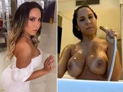 Delicious Melon Woman in her onlyfans naked in the bathtub