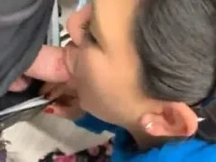 Dans un magasin de vêtements, la délicieuse nymphette a sucé la bite de son petit ami en secret et a enregistré une vidéo – amateurs