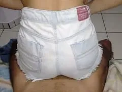 Tayane Top Amateur from Volta Redonda – RJ n’enlève pas son short, le met sur le côté et commence à baiser la bite de son petit ami.