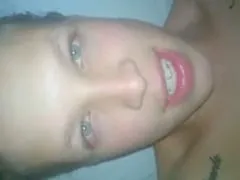 L’amatrice au gros cul qui aime beaucoup le sexe anal gémit pendant que son partenaire lui enfonce la bite.