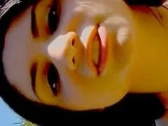 Dans une vidéo amateur donne son joli cul et demande à ce qu’on lui tombe sur le visage et dit que c’était très savoureux.
