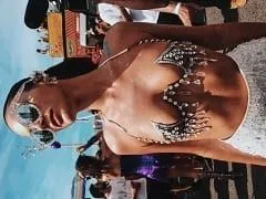 Est allée profiter du Bloco da Favorita au Carnaval 2018 à Copacabana – RJ et a osé dans son costume avec ses seins presque visibles et un short super court.