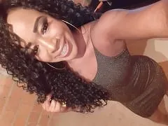 Bruna la garce Baiana a fait une délicieuse fellation et s’est ensuite jetée sur la bite de son client sur son dos.