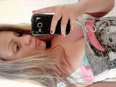Une nymphette blonde de 19 ans, a pris le cul de son partenaire sur quatre pendant qu’il filmait cette prostituée amateur.