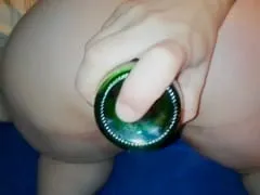 Une femme mariée coquine qui se sent très excitée dans le cul a demandé à son mari de la filmer en train d’enfoncer une bouteille dans son cul.