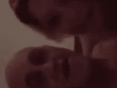 Oscar Maroni, le président de la Couronne, emmène une blonde sexy à l’AP et regarde la vidéo qu’il a faite.