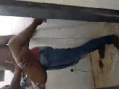 Isabele de la communauté de Penha, dans la zone nord de Rio de Janeiro, s’amuse avec ses amis de la favela