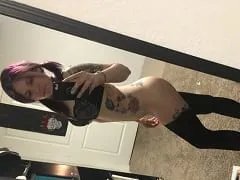 Lilly Amateur avec des cheveux roses et un geek a enregistré une vidéo devant le miroir en masturbant sa chatte délicieuse, mais elle a été diffusée sur le Web.