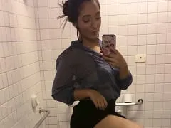 Lis, une brune spectaculaire de São Paulo, suce avec brio et finit par faire jouir le gars avec sa branlette.