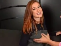Parfaite petite actrice mondiale est apparue sur le net dans une vidéo où elle joue à l’audacieuse avec son amie qui lui presse les seins.