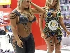 Les muses olympiques sexy font une séance photo avec seulement leurs corps peints dans un centre commercial et un caméraman amateur enregistre la vidéo – RJ