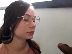 La nymphette Nati aux merveilleuses lunettes fait une fellation humide à son petit ami, puis plonge sa bite sur le balcon.