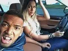 Vu une vidéo intime divulguée sur Internet dans laquelle il mangeait une fan à quatre pattes et son ami MC Tikão filmait tout.