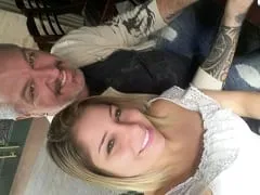 Nina Lins Perfect Porn Blonde Suce la bite d’un homme doué dans une cabine érotique et libère sa chatte à quatre pattes.
