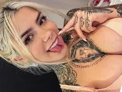 Une célébrité d’Instagram, s’exhibe nu dans des vidéos