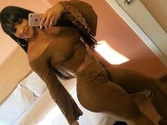 Une brune repérée qui est une escorte de luxe a enregistré une vidéo d’elle se roulant à moitié nue, excitée.