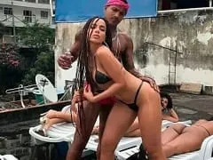 Sensualise dans un nouveau clip sur la colline de Vidigal et apparaît presque nue en train de se rouler avec plusieurs canons.