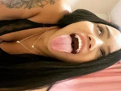Baise son amie tout en suçant son homme cocu.