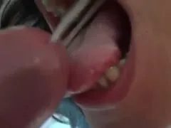 Bitch Wife with Glasses Got Her Mouth Open to Get Fucking and Got Her Face Melty (La salope de femme avec des lunettes a ouvert la bouche pour se faire baiser et a fait fondre son visage)