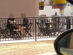 Une femme mariée rencontre son amant au snack-bar d’une station-service et se rend au motel pour le baiser.