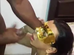 La femme coquine de Chris a sucé la bite d’un homme noir avec ardeur jusqu’à ce qu’il gicle du lait dans sa bouche et son cocu l’a filmé.