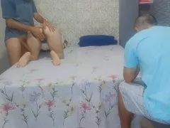 Jeune cocu regardant sa copine sucer son ami