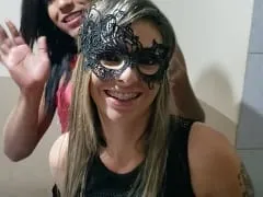 Une femme coquine de São Paulo a emmené une femme transgenre au motel et a donné à son mari une relation à trois.