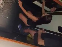 Femme rousse coquine suçant un inconnu et baisant un cocu dans le trou de gloire