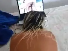 Lílian Blondie from Itaguaí – RJ Est restée à quatre pattes à regarder du porno sur son ordinateur portable et à se faire taper la chatte jusqu’à ce que le mec jouisse.