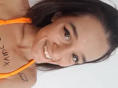 Nymphet Salope brune simule une fellation avec un gode, léchant le jouet avec sa salive.